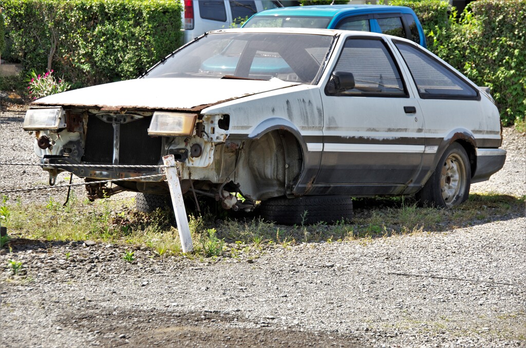 見るも無惨：名車が……。