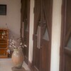 斎場の廊下：綿花を飾る。