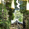 座間神社：鳥居より見上げる。でも、おじさん入り。(´･ω･`)