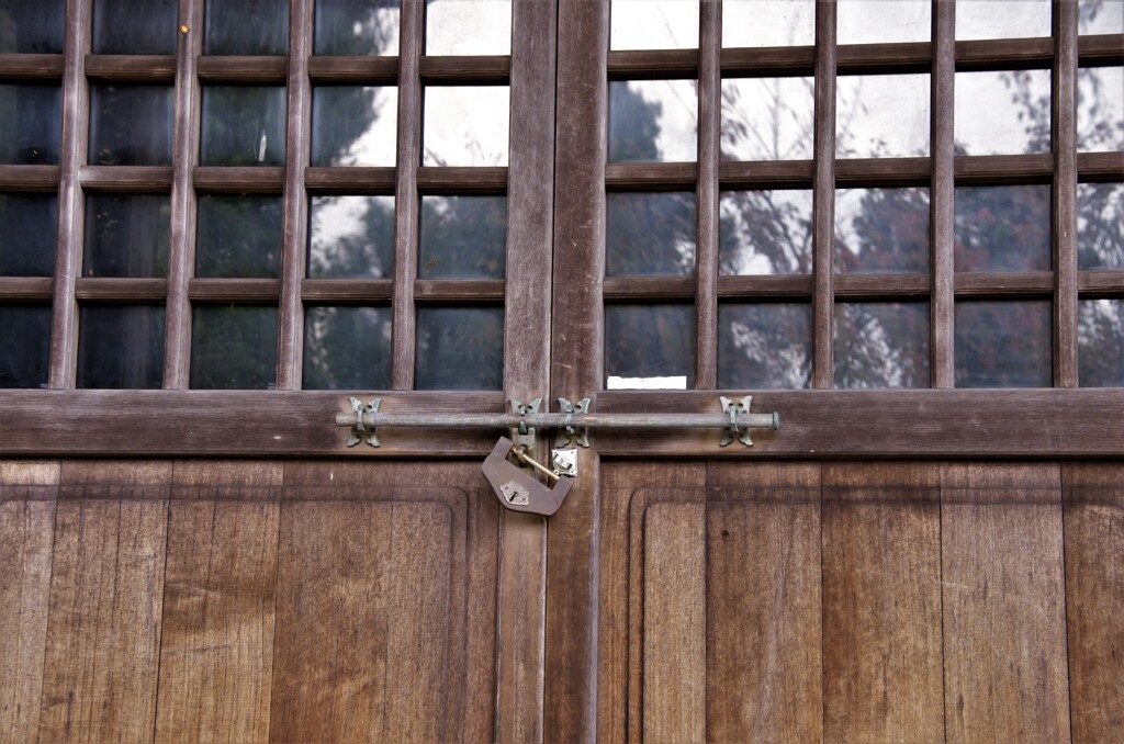 お堂の扉と鍵。