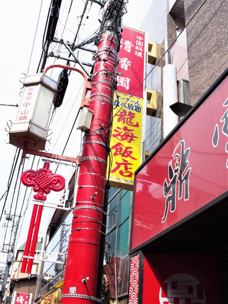 横浜中華街：赤い電柱