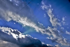 見上げた空の光芒