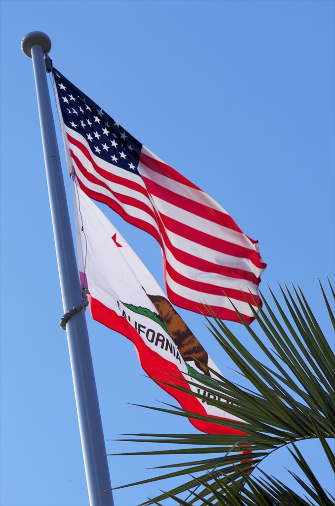 はためく：星条旗とカリフォルニア州旗