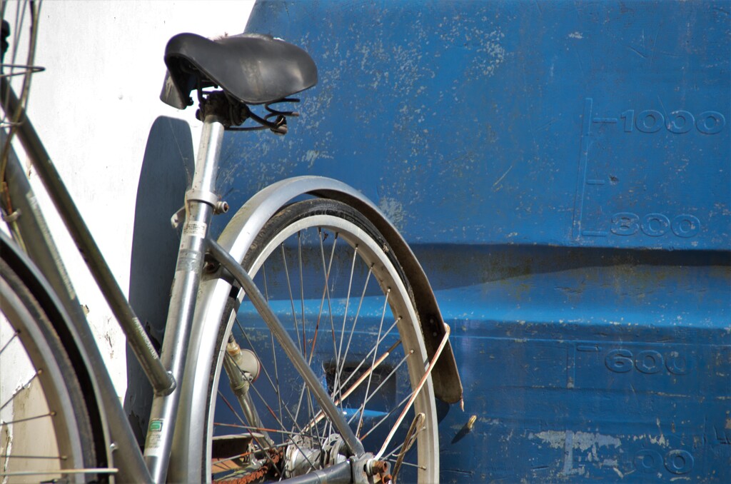 自転車と青タンク