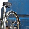 自転車と青タンク