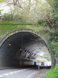 短いトンネル：上は米軍基地