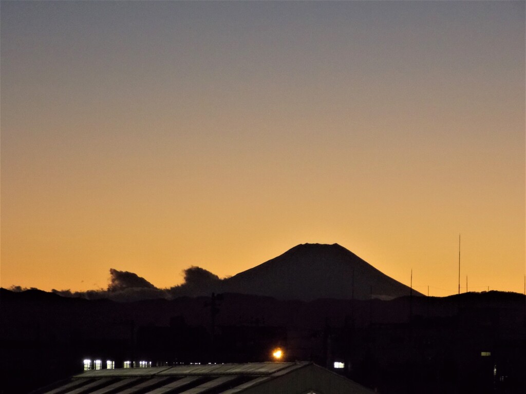 夕暮れ：富士山のシルエット（河口湖）