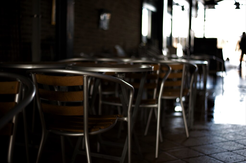 静かなカフェ　薄暗いカフェ