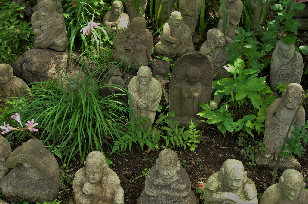 常泉寺の境内：石仏 1