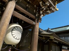 神社の神門の巨大ちょうちん