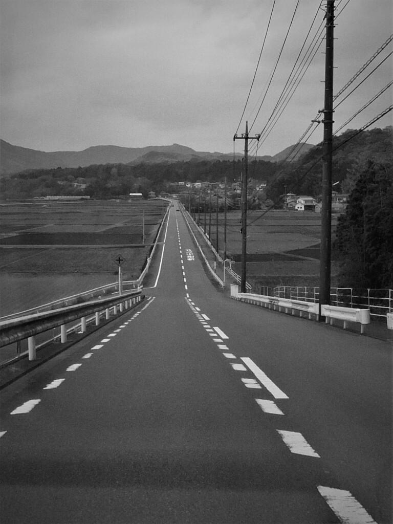 とにかく一直線：急坂とまっすぐな道