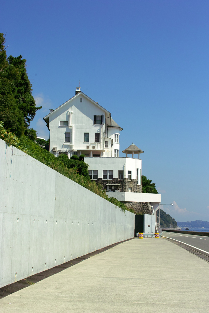 海辺の白亜のたてもの