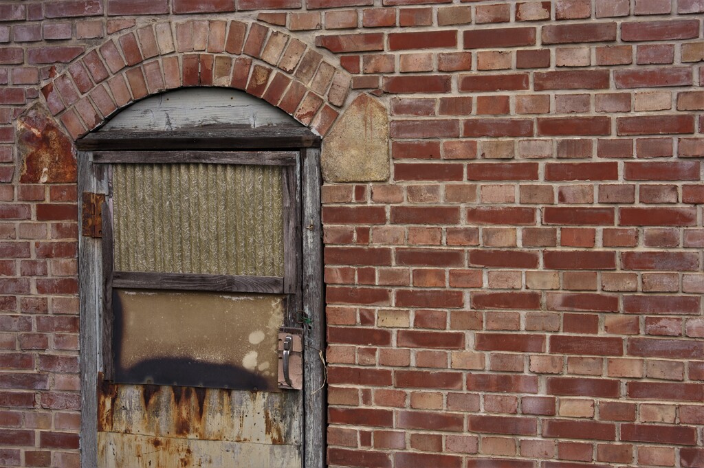 古いレンガ壁と扉：世界遺産 富岡製糸場