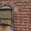 古いレンガ壁と扉：世界遺産 富岡製糸場