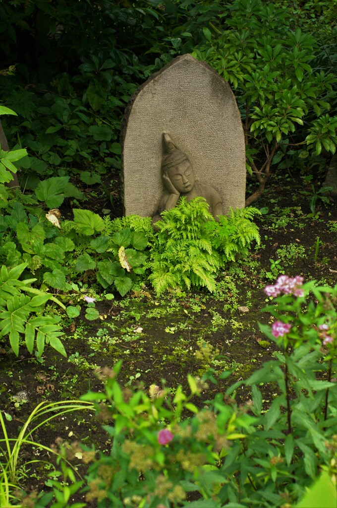 奥にひっそりと石仏