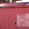 赤：トタン板塀