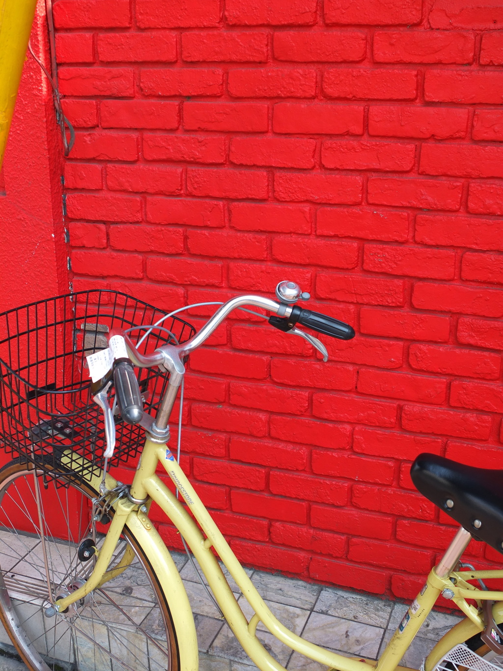 赤い壁　黄色い自転車