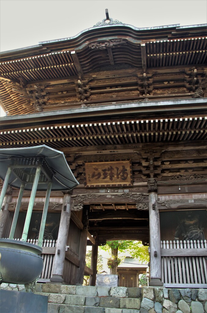 勝楽寺：山門を見上げる。