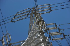 電気を運ぶ塔：送電線　鉄塔