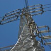 電気を運ぶ塔：送電線　鉄塔