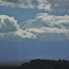 富士山：雲間から顔を出す。