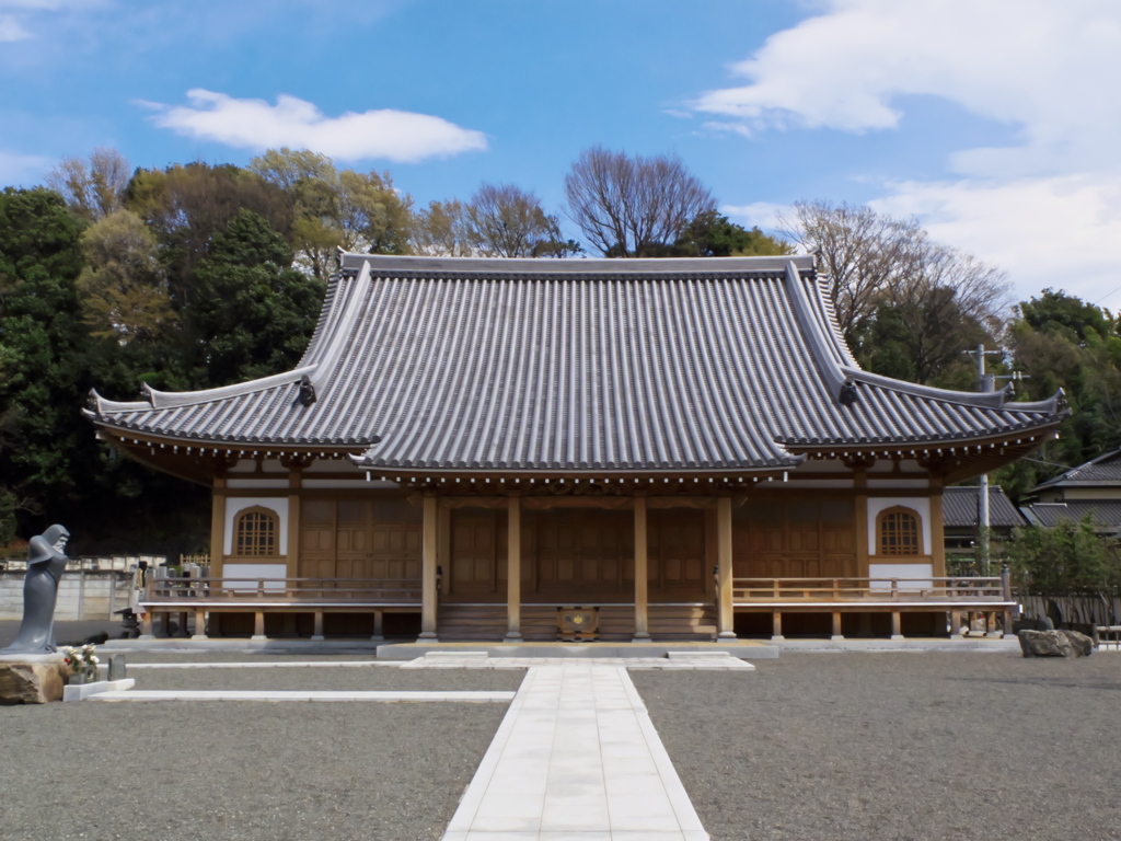 お寺：本堂、改修工事済み