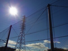 フェンスの向こう。青空。