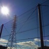 フェンスの向こう。青空。