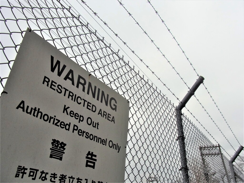 米軍キャンプ：鉄条網