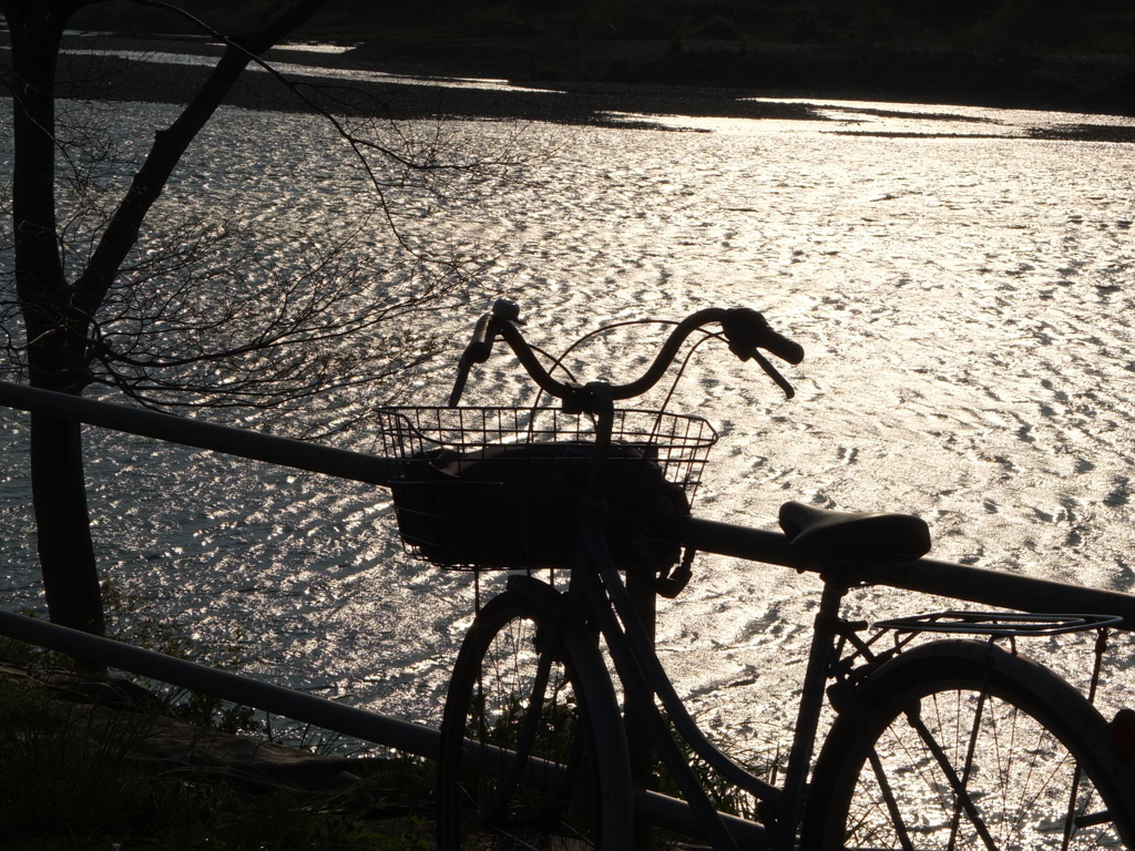河原：自転車のシルエット
