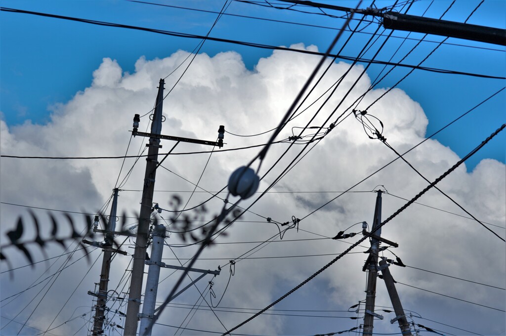 のしかかるような雲