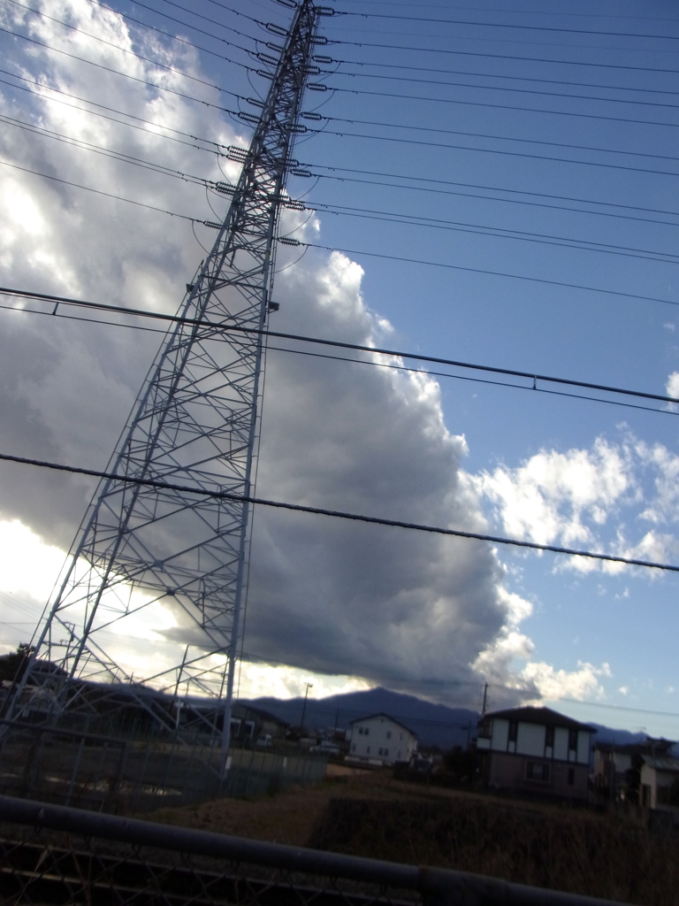 横たわる大きな雲。