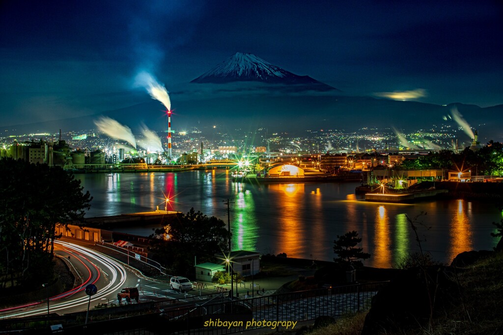 工場夜景　田子の浦と富士山