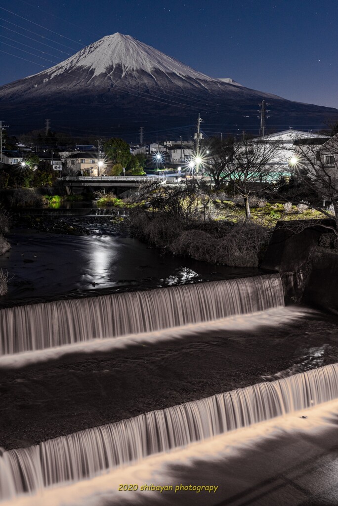 月夜に浮かび上がる富士山