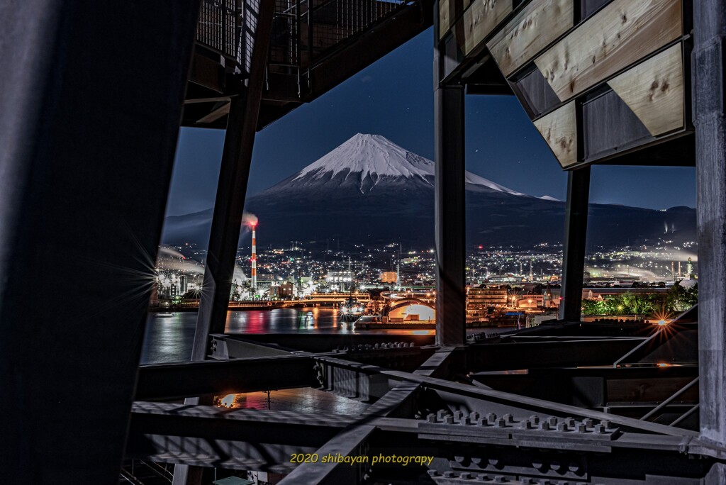 富士工場夜景　ドラゴンタワー越しに