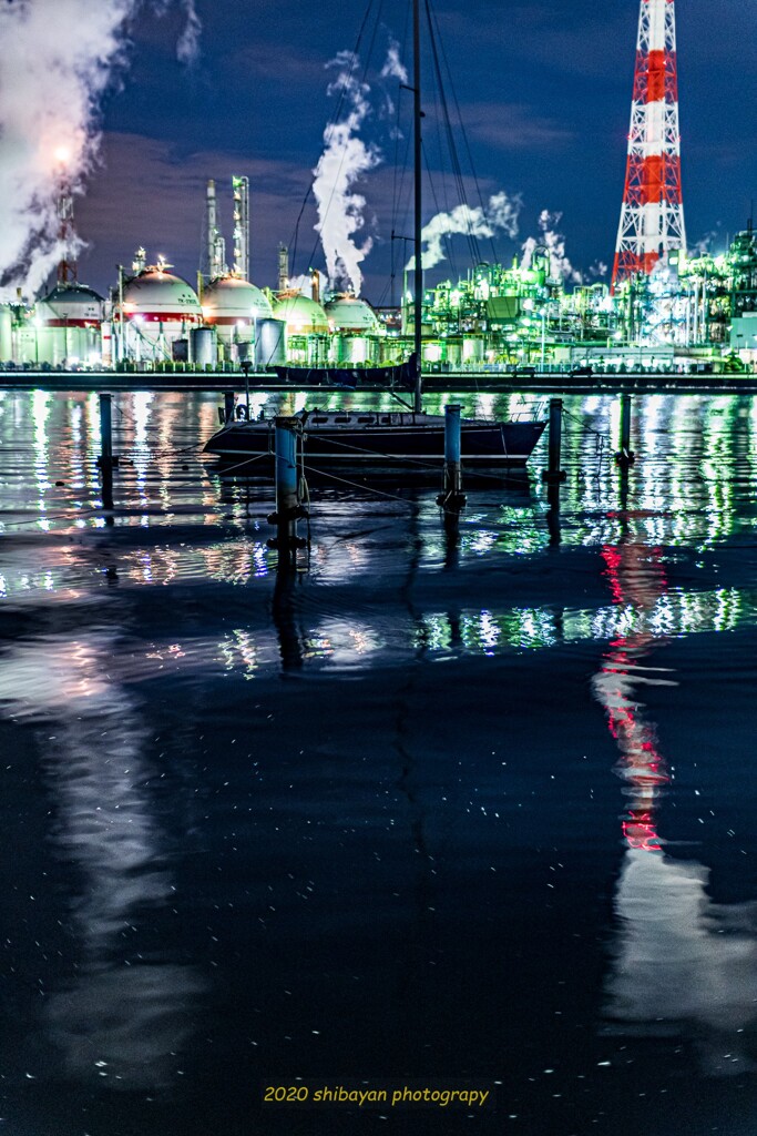 工場夜景　水面の揺らぎ