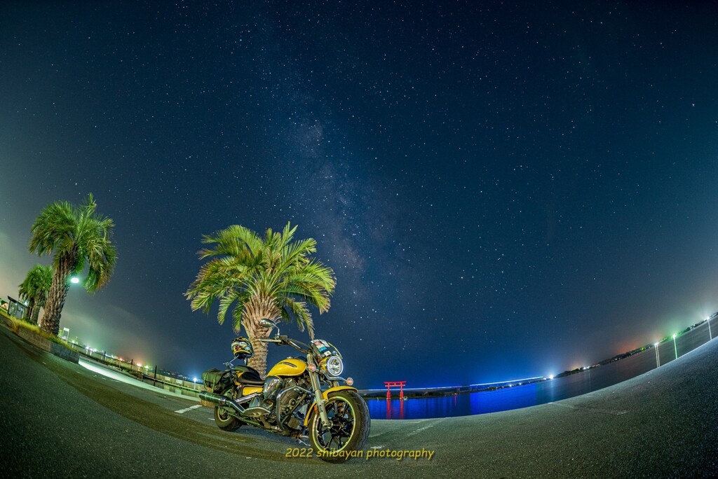 星景バイクと赤い鳥居