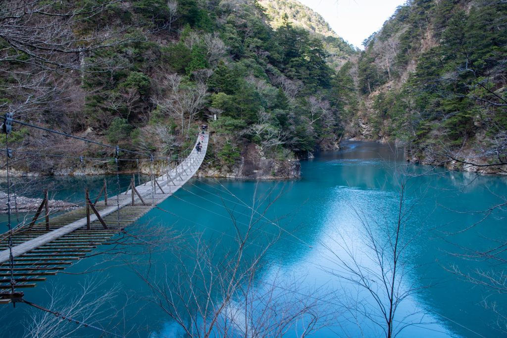 翠玉に輝く湖面