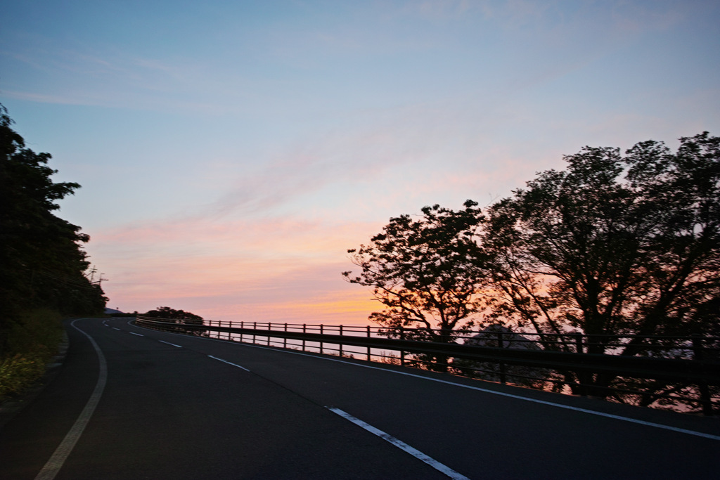 暮れる海沿いの道路