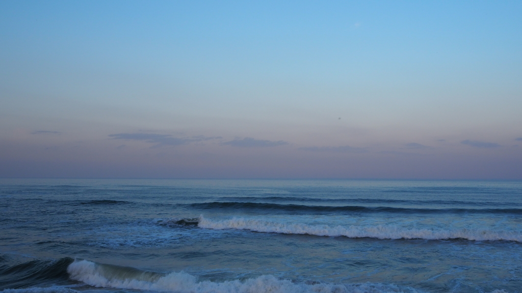 夕暮れの近所の海