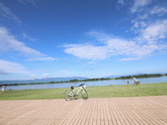 秋空と白い自転車