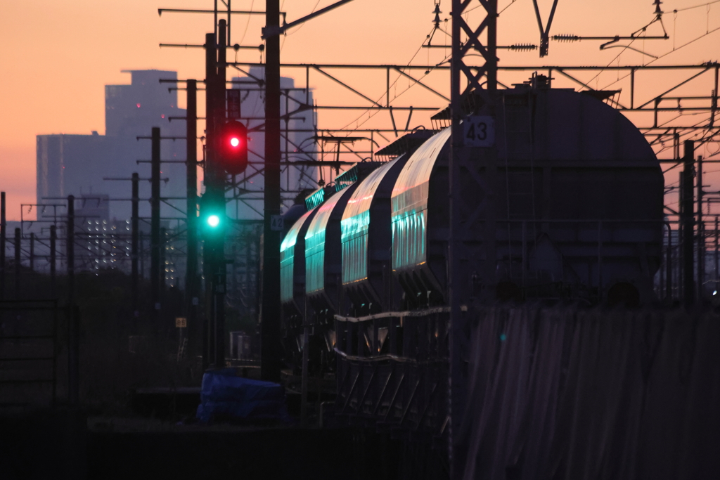 夜明けの貨物列車