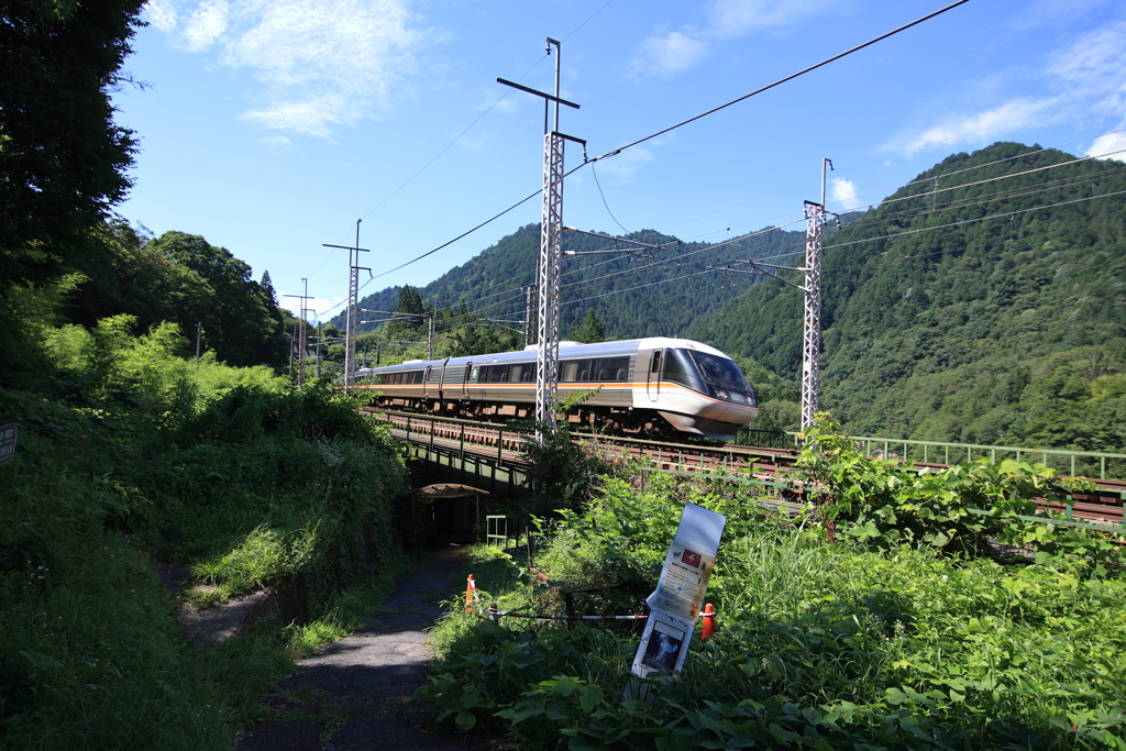 特急「しなの」信濃へ