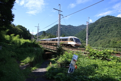 特急「しなの」信濃へ