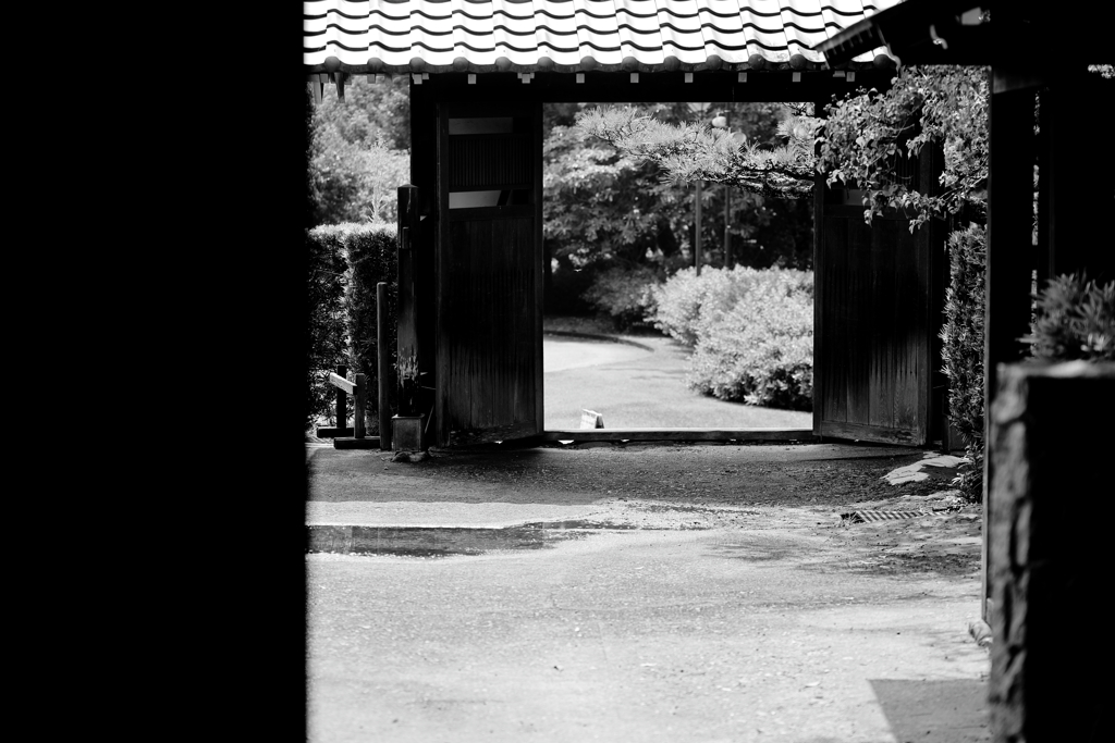 農家の門