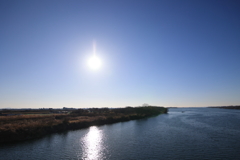 冬の太陽と木曽川