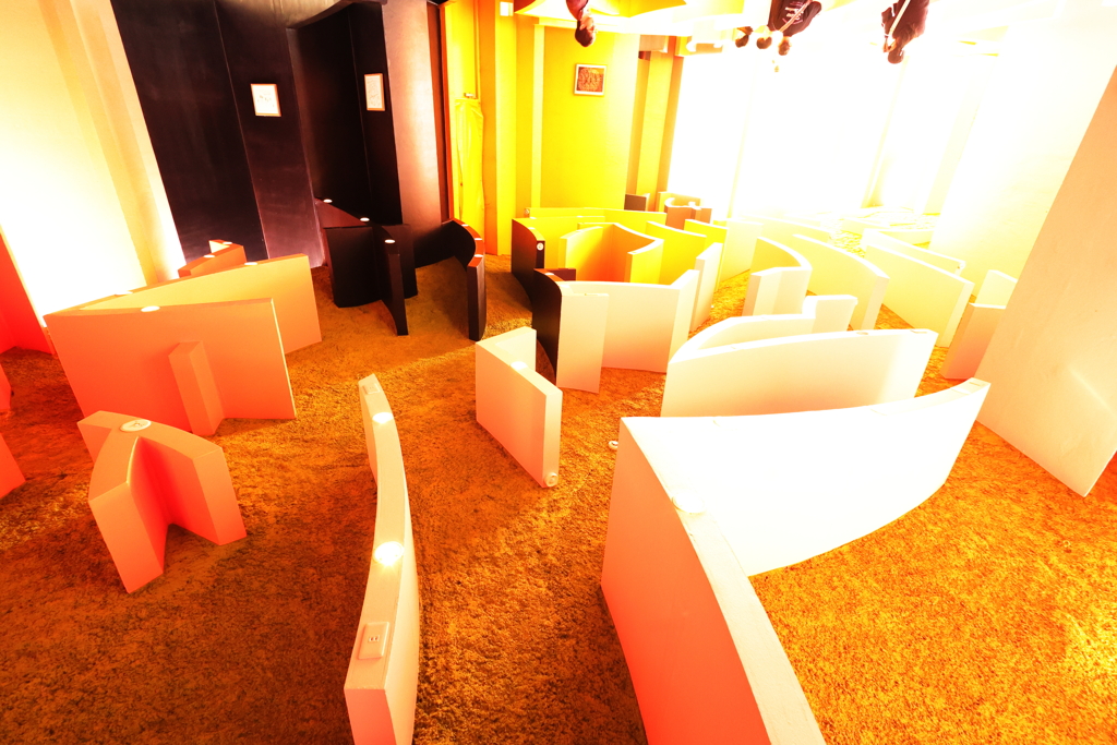 天井を歩く人たち