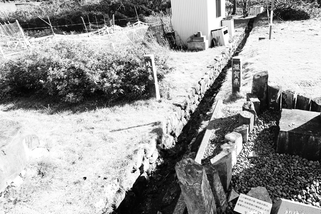 国境線は溝だった