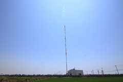 夏空にアンテナ塔