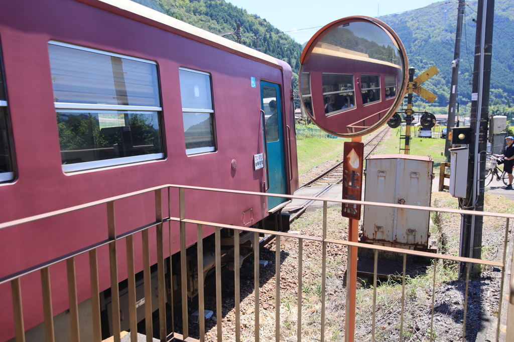 山間のローカル列車